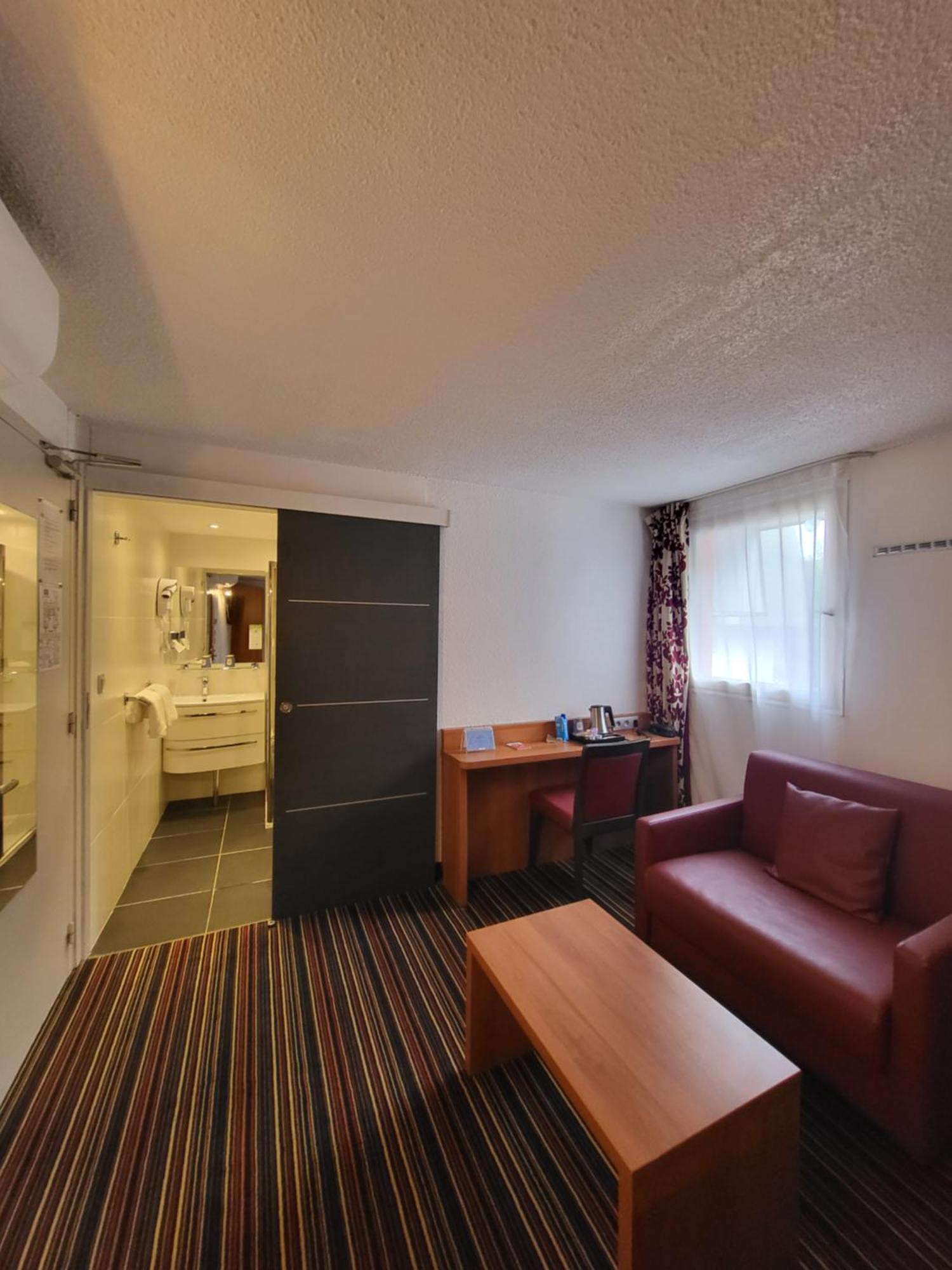 Kyriad Saint Quentin En Yvelines - Montigny Montigny-le-Bretonneux Exterior foto