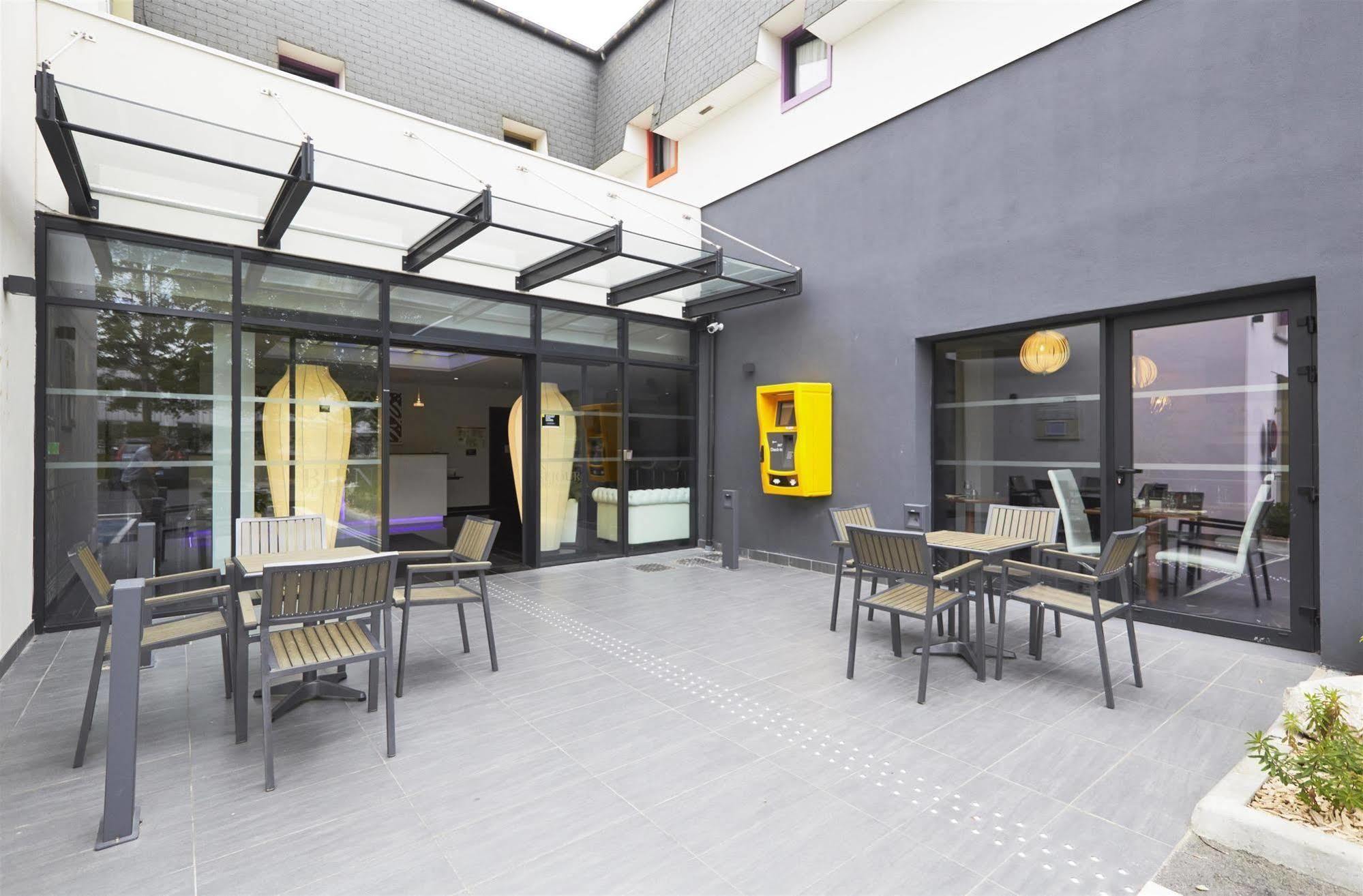 Kyriad Saint Quentin En Yvelines - Montigny Montigny-le-Bretonneux Exterior foto