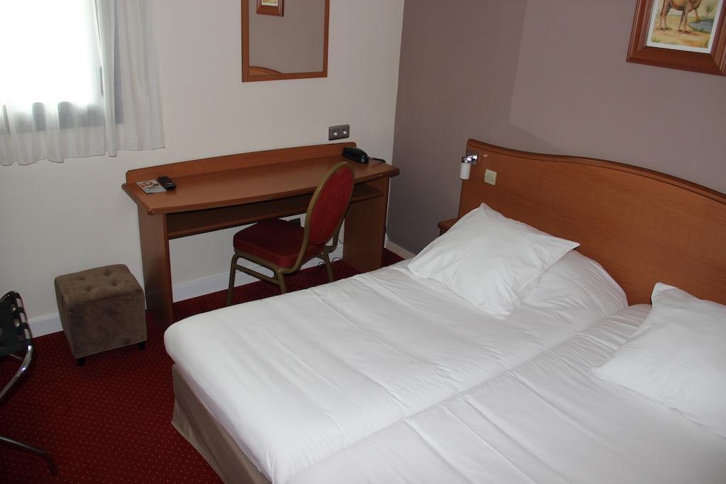 Kyriad Saint Quentin En Yvelines - Montigny Montigny-le-Bretonneux Quarto foto