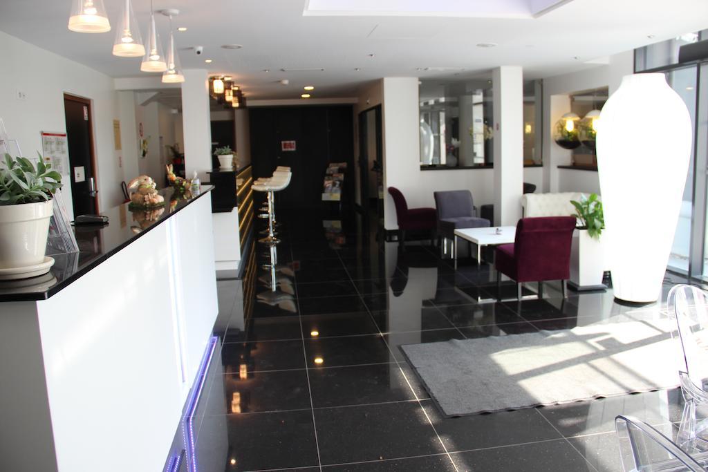 Kyriad Saint Quentin En Yvelines - Montigny Montigny-le-Bretonneux Exterior foto